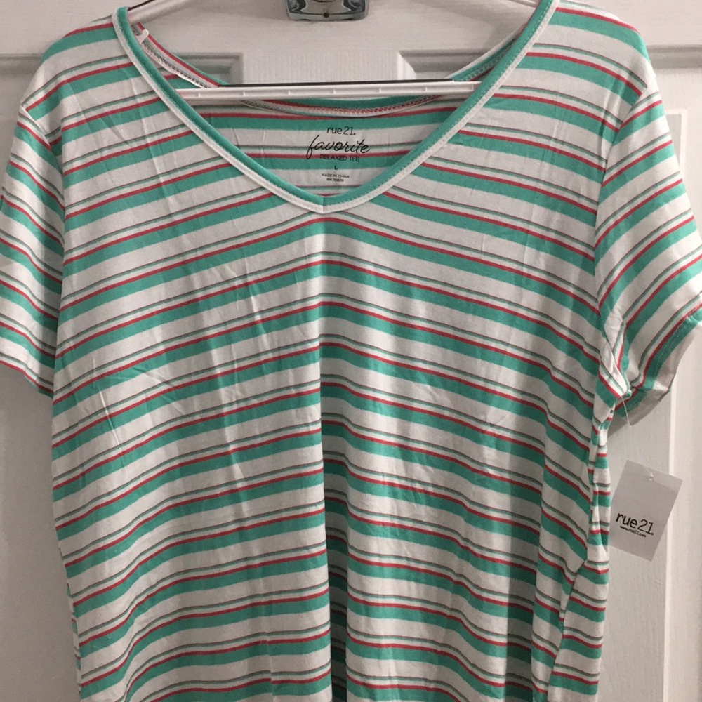 🎉💕BEAUTIFUL BNWT RUE 21 LRG RELAXED TEE TOP💕🎉